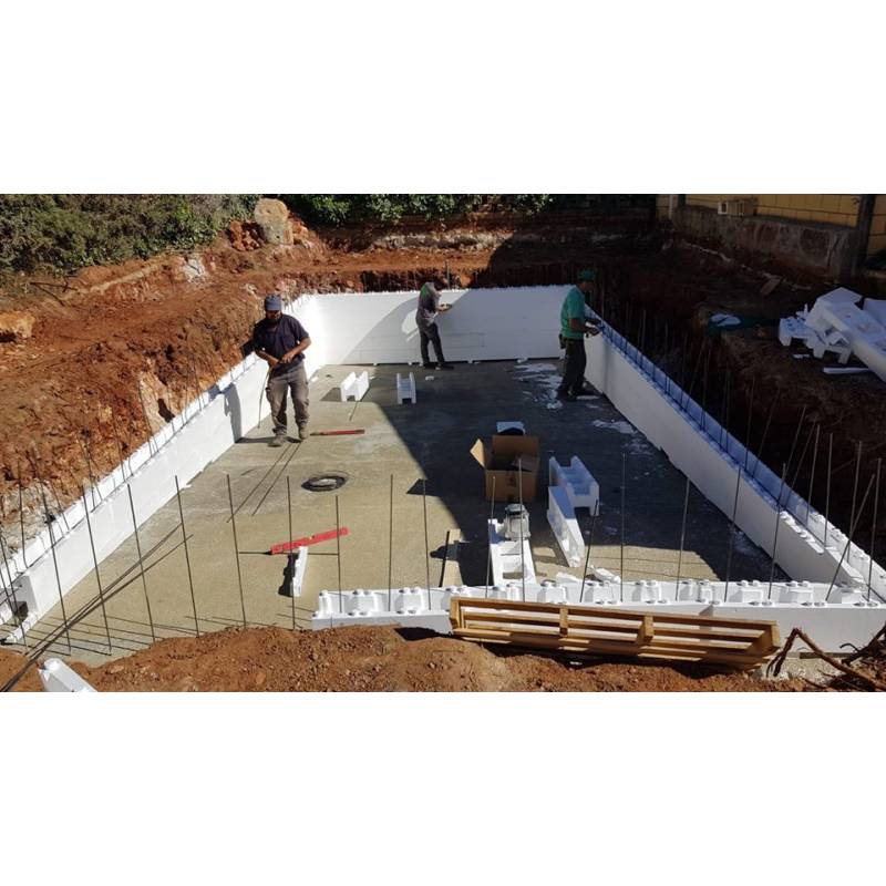 Proceso de construcción de una piscina con bloques