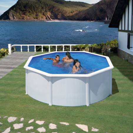 Simulación de una piscina en un jardín